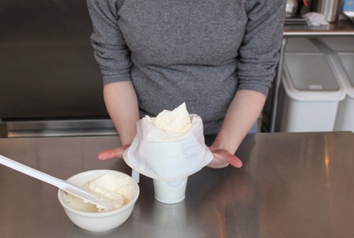 Lift the filled piping bag up by the edges.